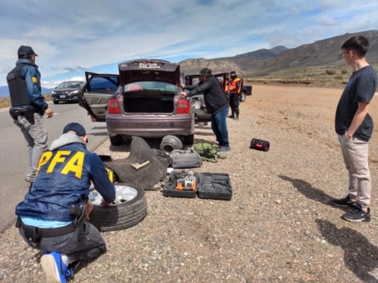 Detención de los sospechosos en la ruta.