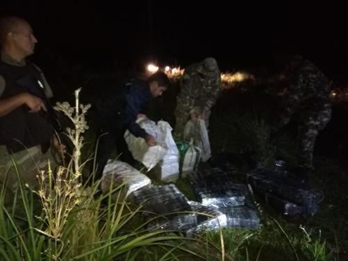 Prefectura incautó 355 kilos de marihuana escondidos entre la maleza.