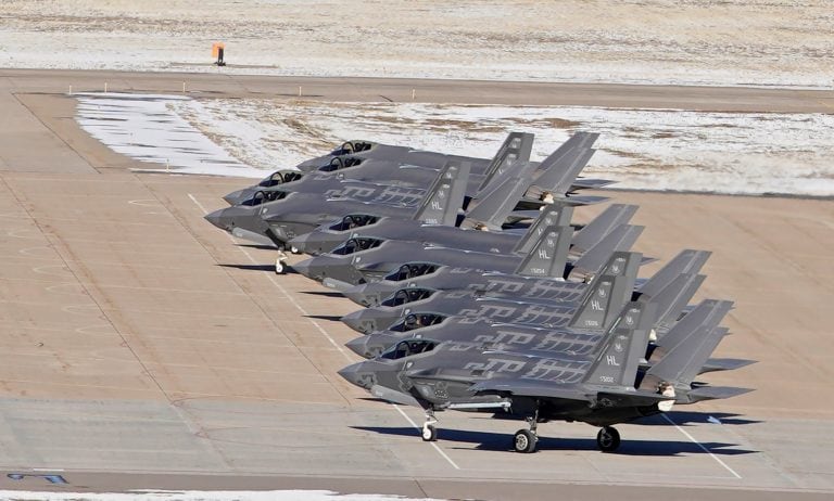 Estados Unidos le demostró su poderío militar a Irán con 52 aviones F-35 (Foto: George Frey/REUTERS)