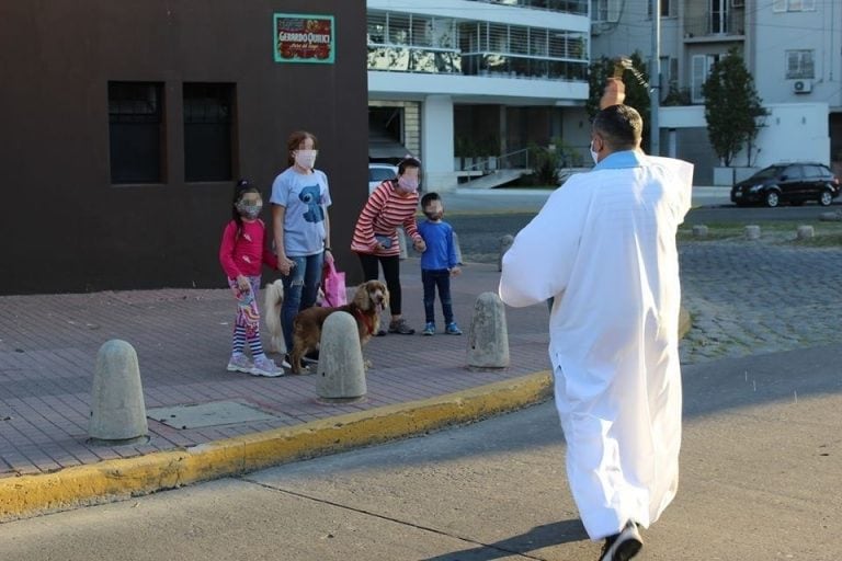 Madres con sus hijos e hijas salieron a caminar este fin de semana y se cruzaron con el párroco de María Auxiliadora. (Facebook)