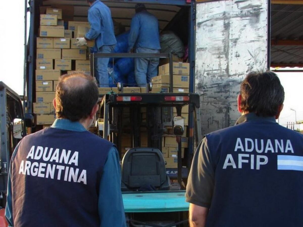 Un conflicto en la AFIP podría paralizar las aduanas