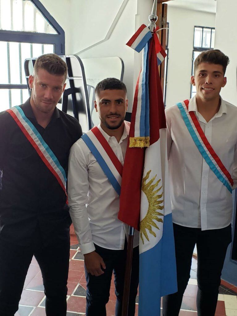 Guido Herrera y Fernando Godoy terminaron el secundario y reciben su diploma.