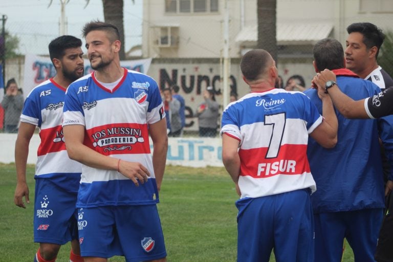 Los jugadores de Rosario protestaron tras la anulación del gol.