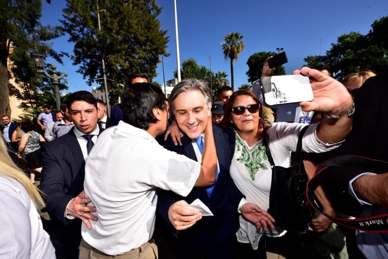 Martín Llaryora asume como nuevo intendente de Córdoba en el Teatro Real.