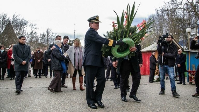 Acto Aniversario de Ushuaia  colocación de ofrendas florales