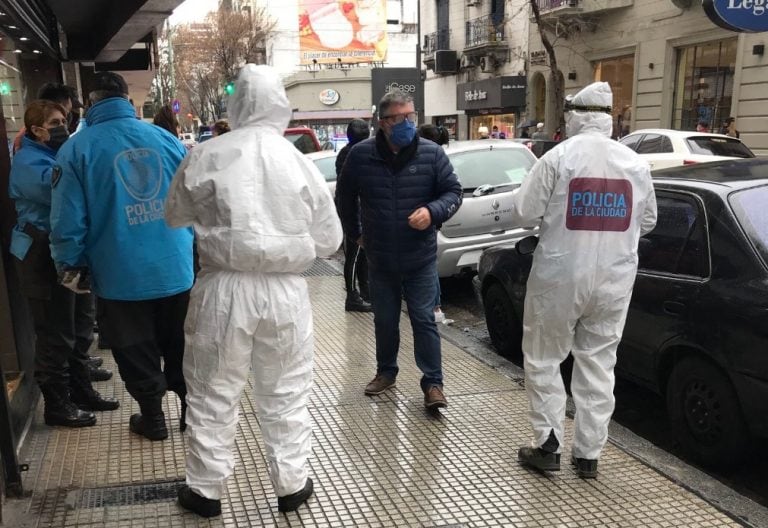 Un delincuente murió durante un asalto a una zapatería en Flores (Foto: Twitter/Diario1460)