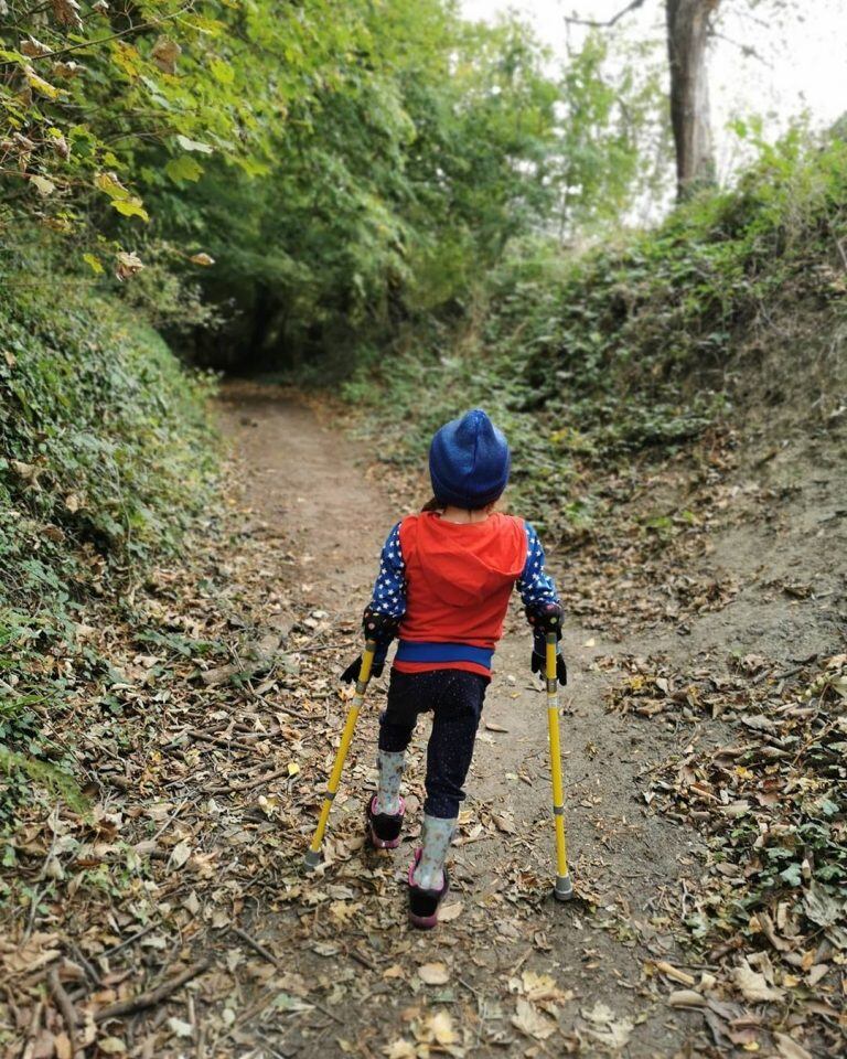 Niña que pierde la capacidad de caminar completa el agotador 'Maratón Challenge'