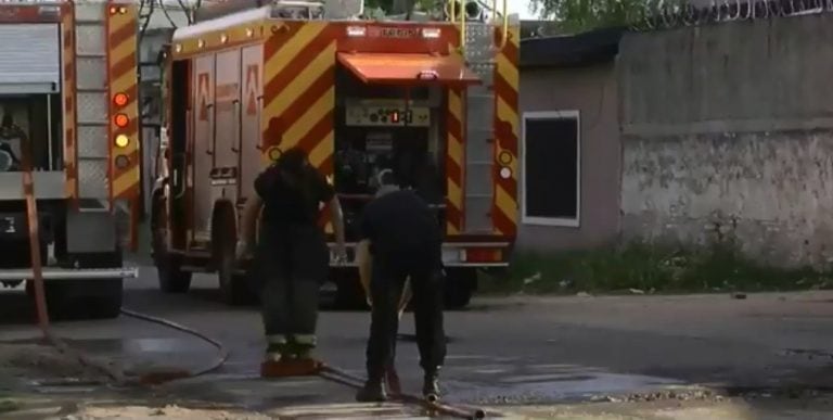 Los bomberos retiraron las mangueras después de apagar el fuego a primera hora. (Canal 3)