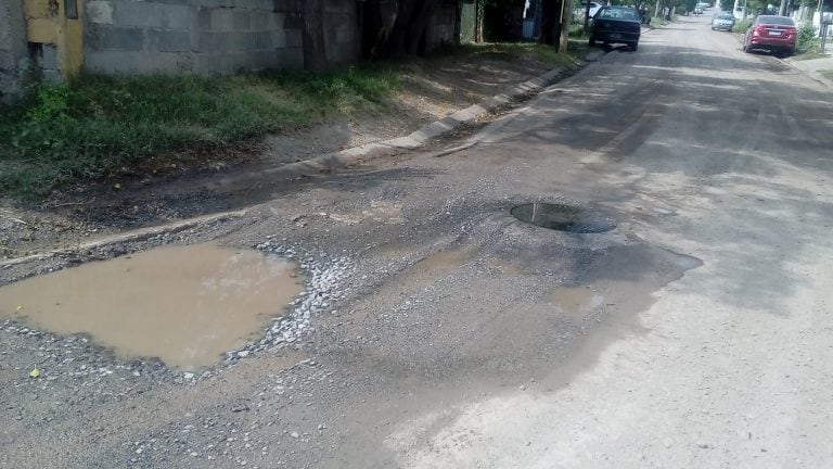 Tapa de la cloaca colapsó en barrio Dr. Cocca.