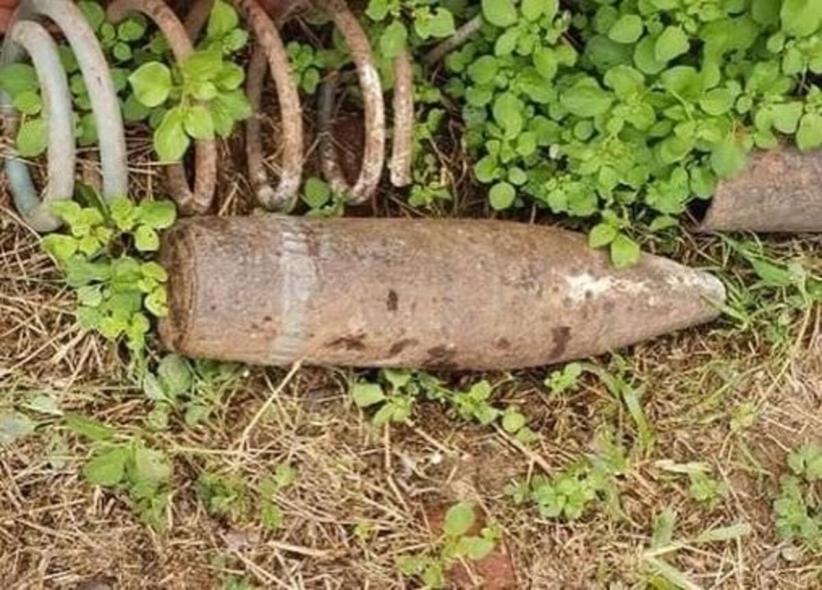 Encontraron una munición de guerra en el fondo de una casa