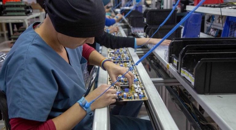 Industria en Tierra del Fuego recupera operarios.