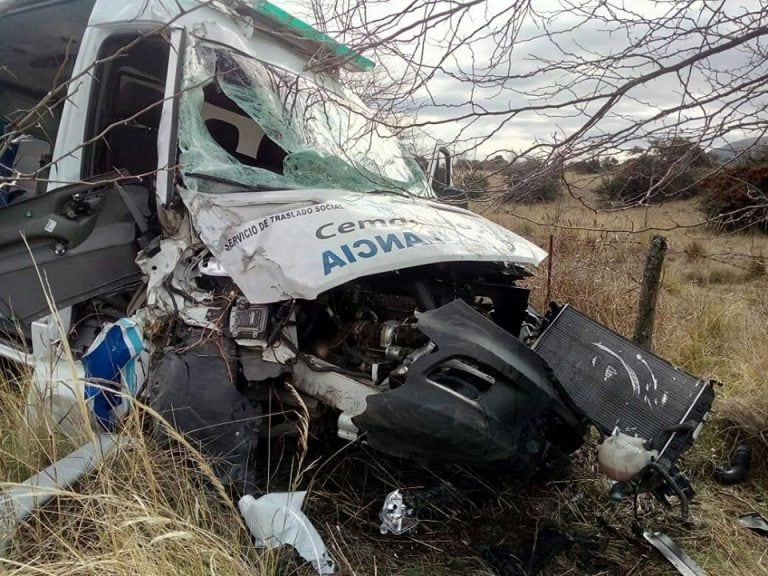 Así quedó la parte frontal de la ambulancia. (Foto: Bomberos de Icho Cruz).