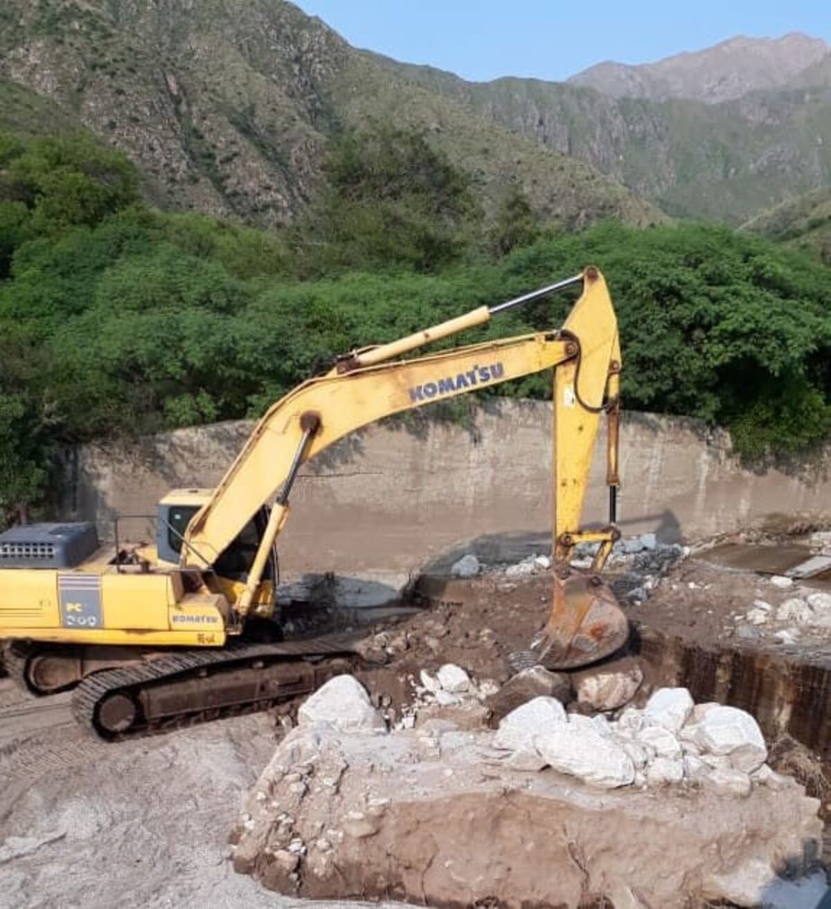 Continúan los trabajos para restablecer el servicio de agua potable en la costa riojana
