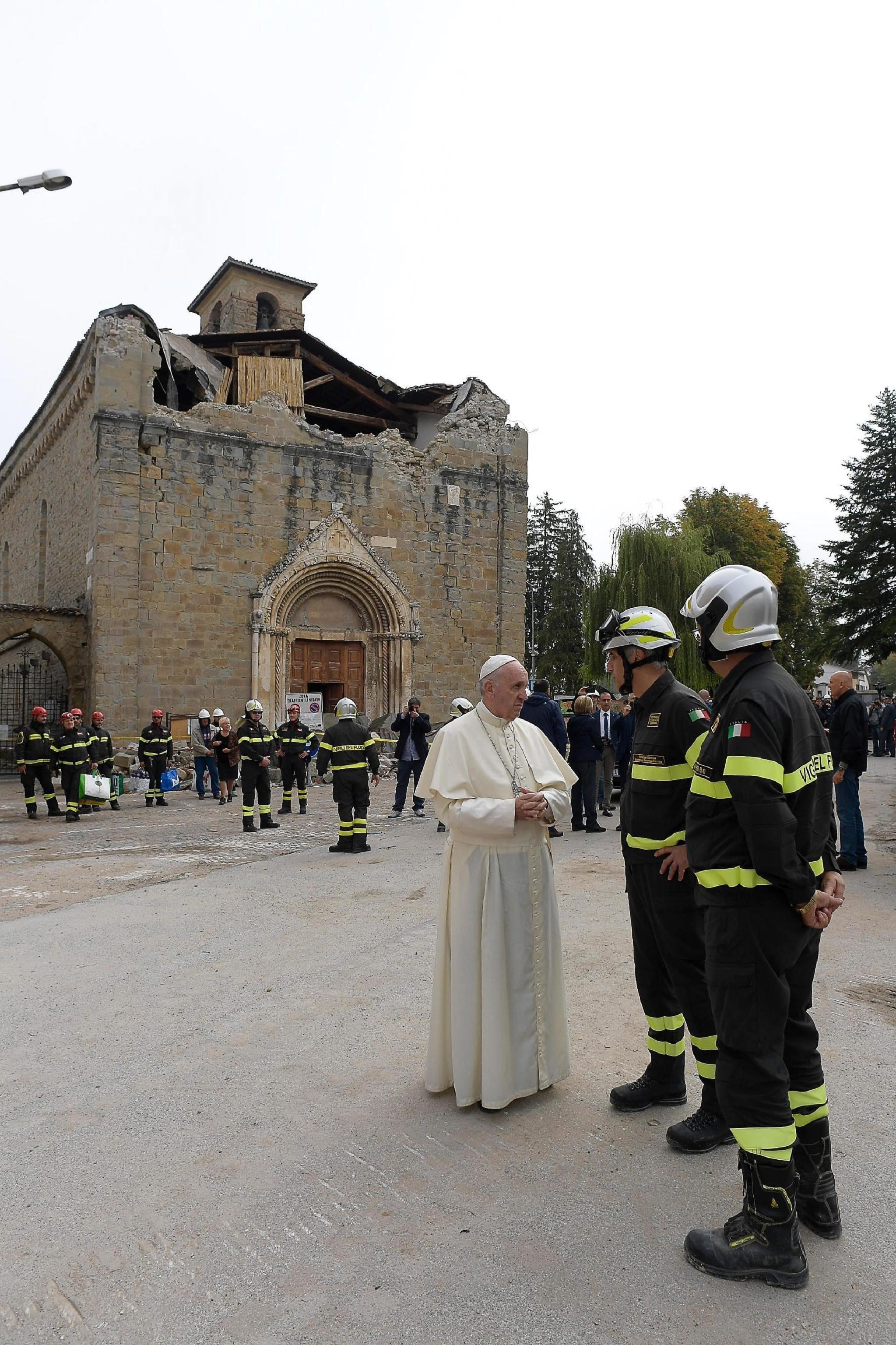 AM17 AMATRICE (ITALIA), 04/10/2016.- Fotografía facilitada por L'Osservatore Romano que muestra al papa Francisco hablando con unos bomberos durante su visita a la "zona cero" del terremoto en Amatrice, Italia, hoy, martes 4 de octubre de 2016. Un terremo