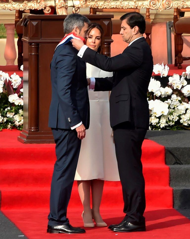 Abdo Benítez recibe la banda presidencial. (AFP)