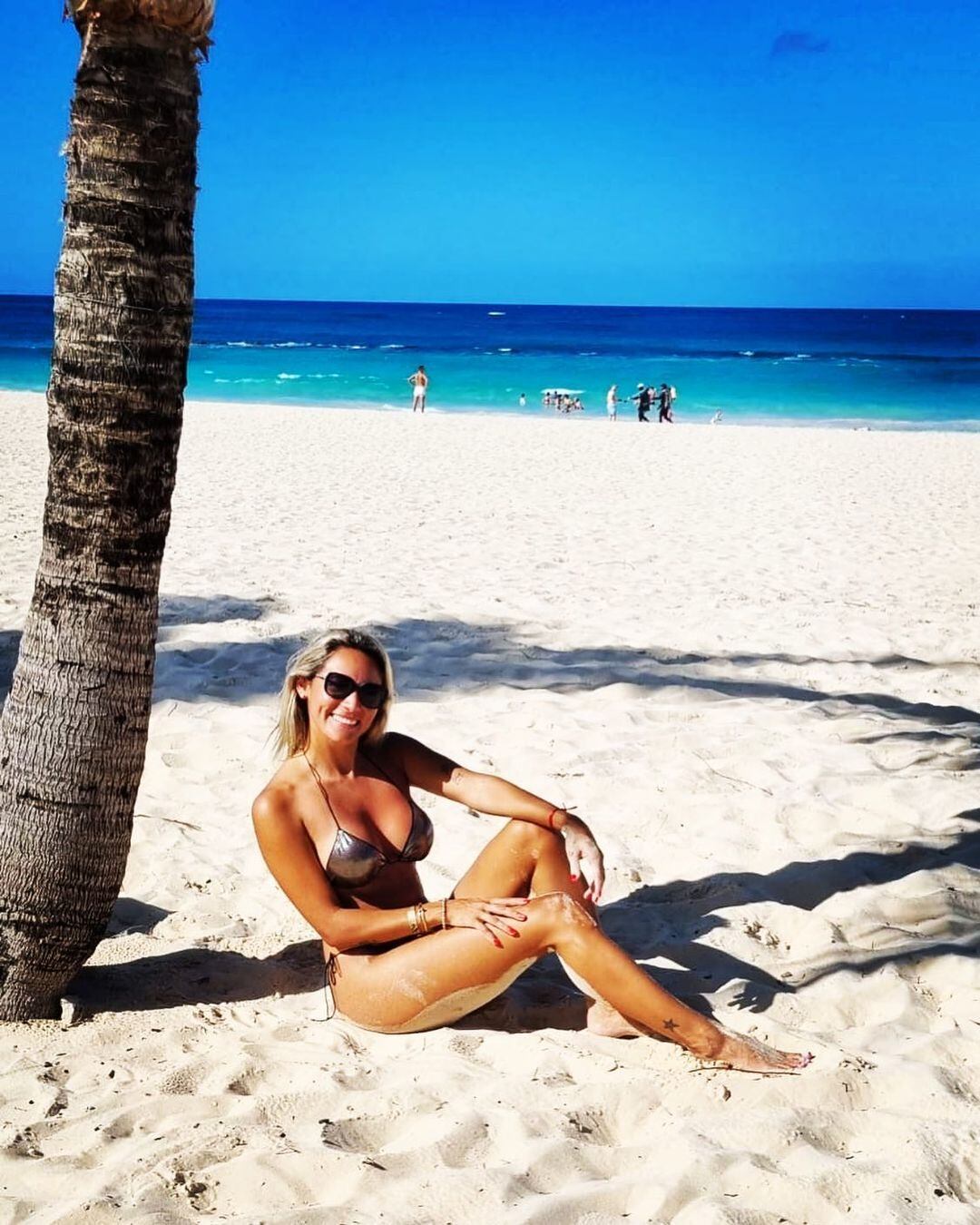 Rocío Oliva encendió Instagram y subió la temperatura del otoño con una microbikini floreada