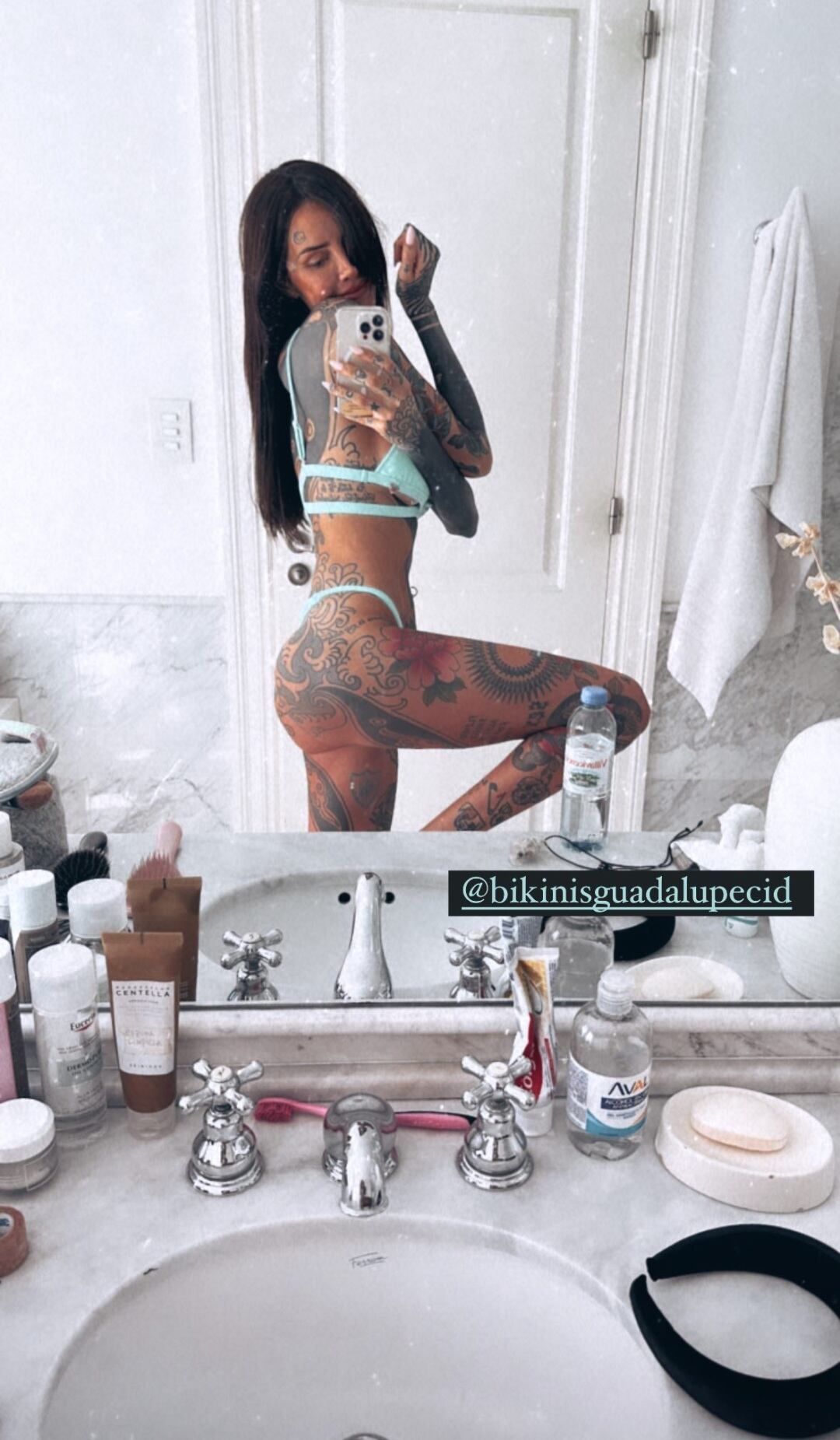 Cande Tinelli posó con una sensual microbikini verde agua que dejó poco a la imaginación.