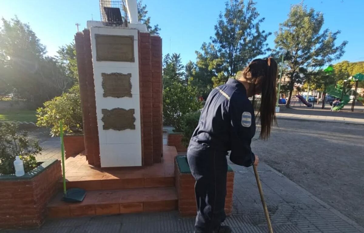 Personal de bomberos realizó tareas de mantenimiento en el monumento vandalizado