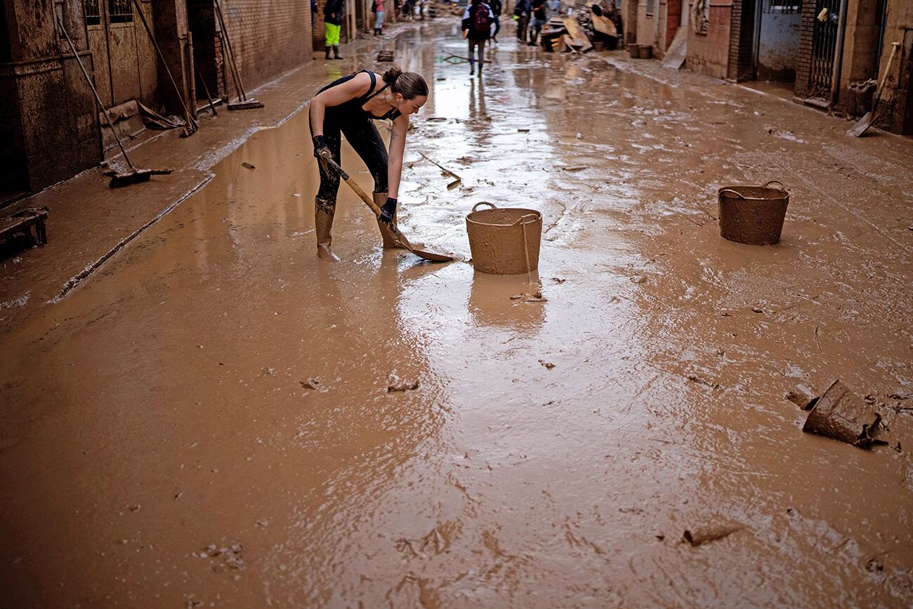 Barro en las calles de Masanasa, Valencia (Foto AP/Emilio Morenatti)