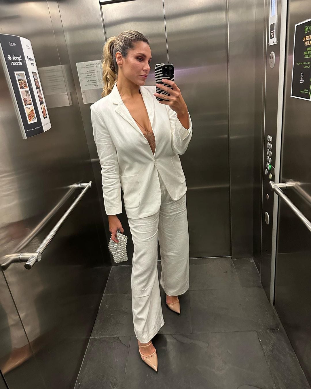 La modelo lució un outfit en blanco