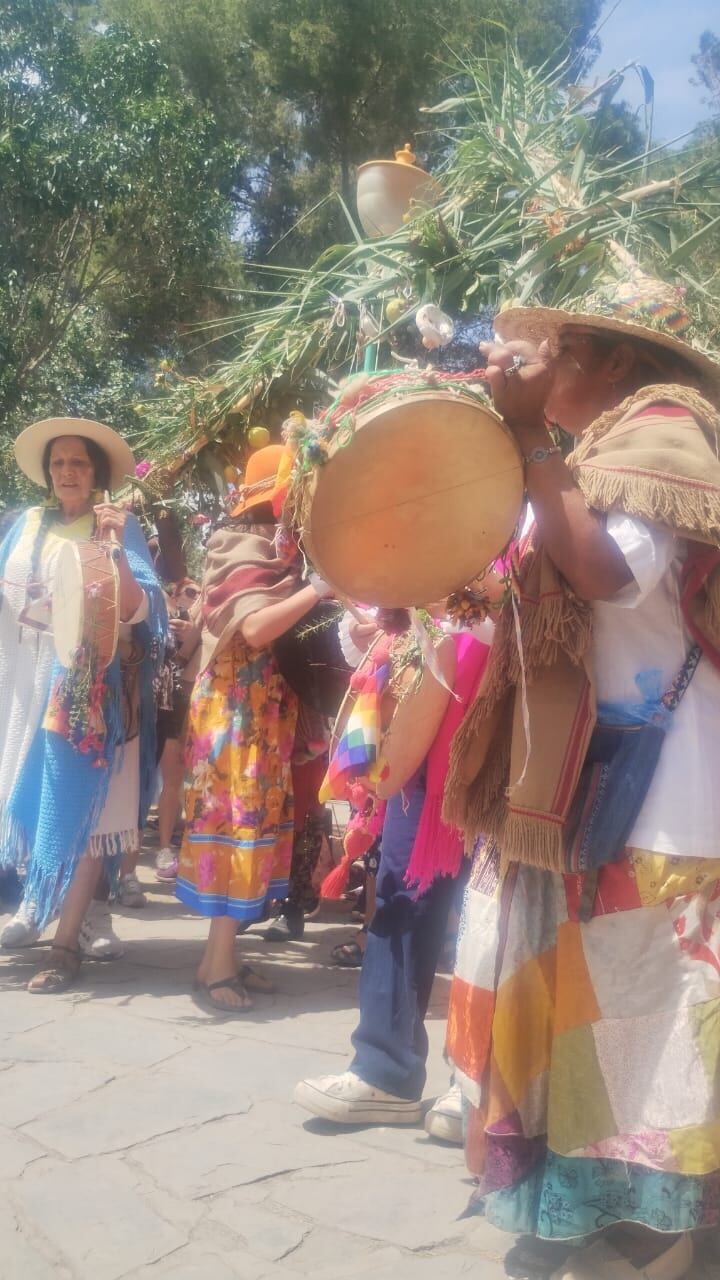 Las copleras, con el tradicional canto del Joy-Joy.