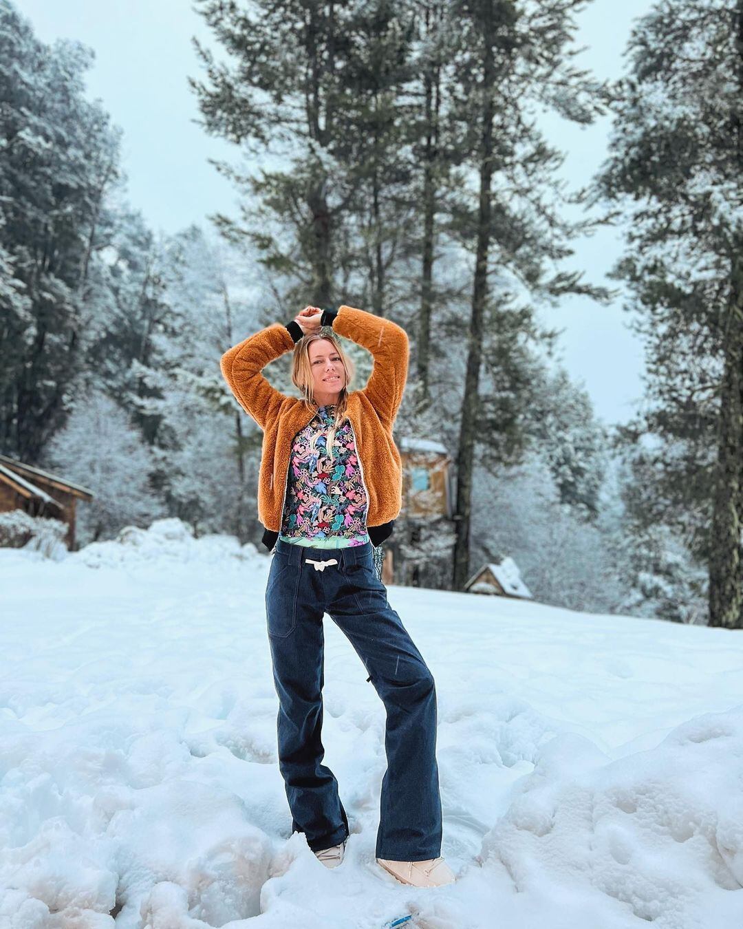 Nicole Neumann se animó al frío y posó desde la nieve con un look de un famoso diseñador.