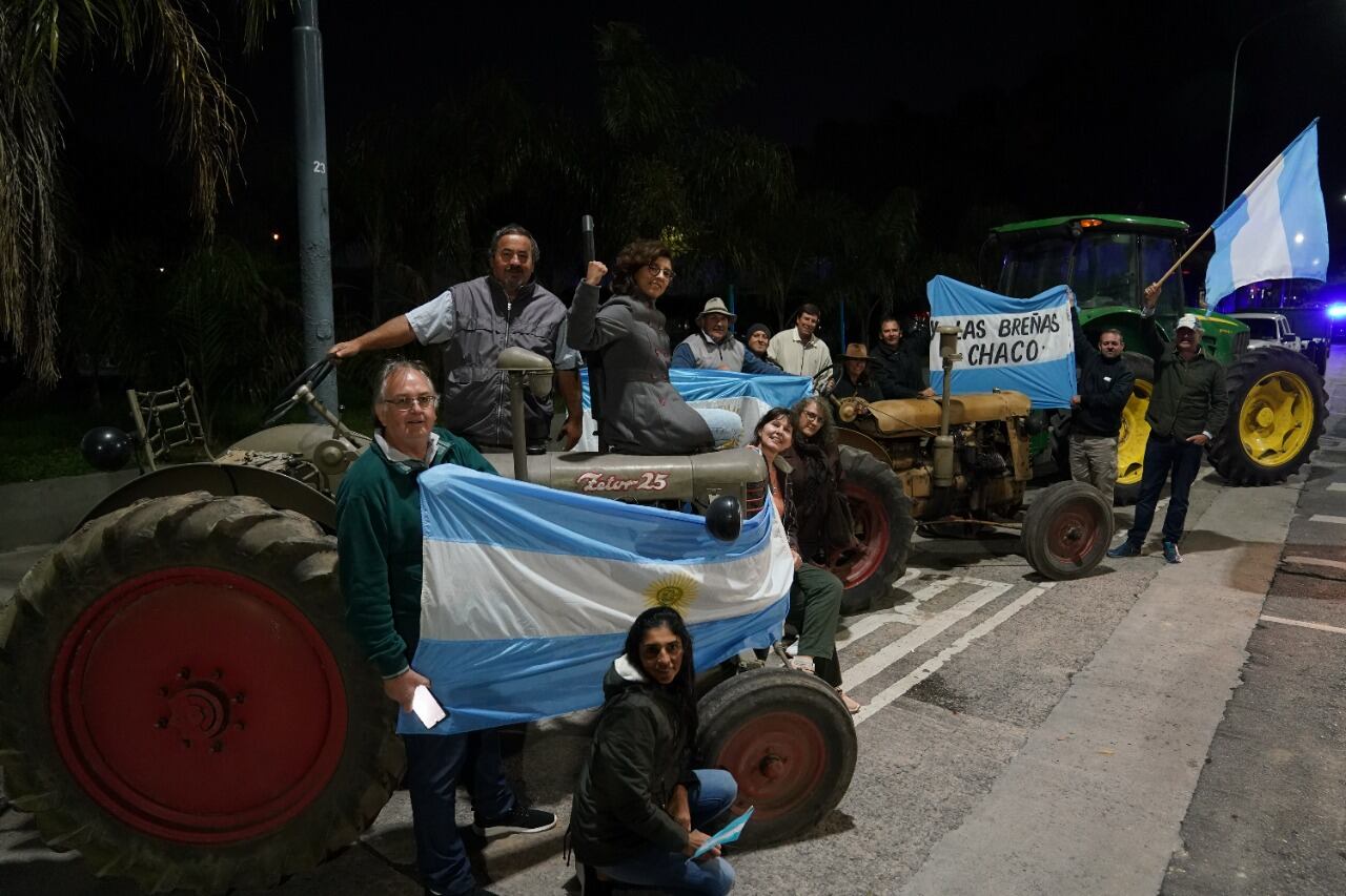 Decenas de agricultores llevaron este sábado unos treinta tractores hasta la Plaza de Mayo, en protesta contra la política económica del Gobierno de Alberto Fernández. (Federico López Claro)