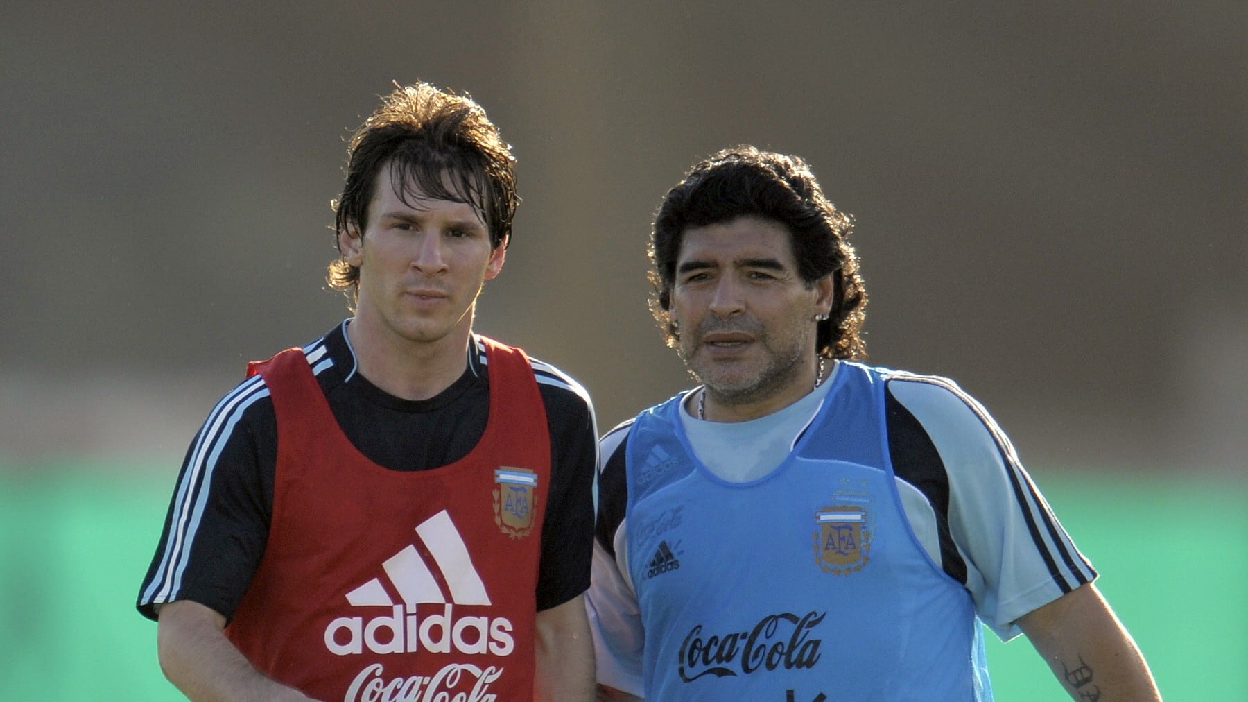 Messi y Maradona, dos vidas cruzadas que atraviesan la historia del fútbol argentino.