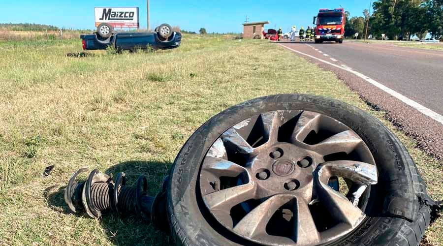 En el impacto, la pick up le arrancó una rueda delantera al auto 