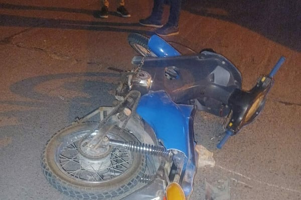 Así quedó la moto tras el choque en Morrison. (Gentileza).