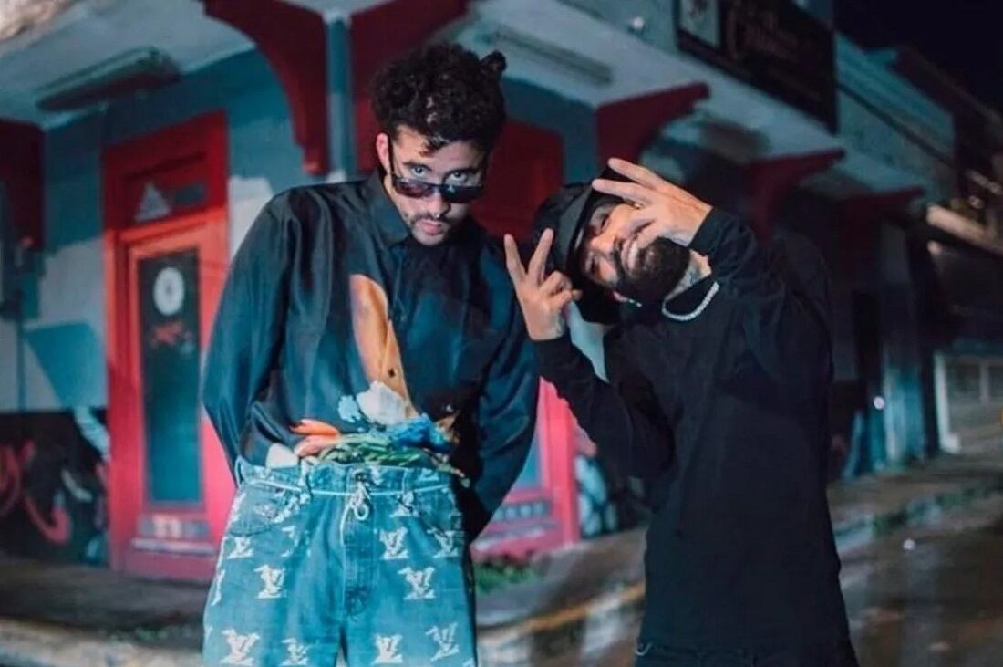 Puerto Rico. Bad Bunny y Arcángel sorprendieron con un show en el techo de una estación de servicio. (Foto web).