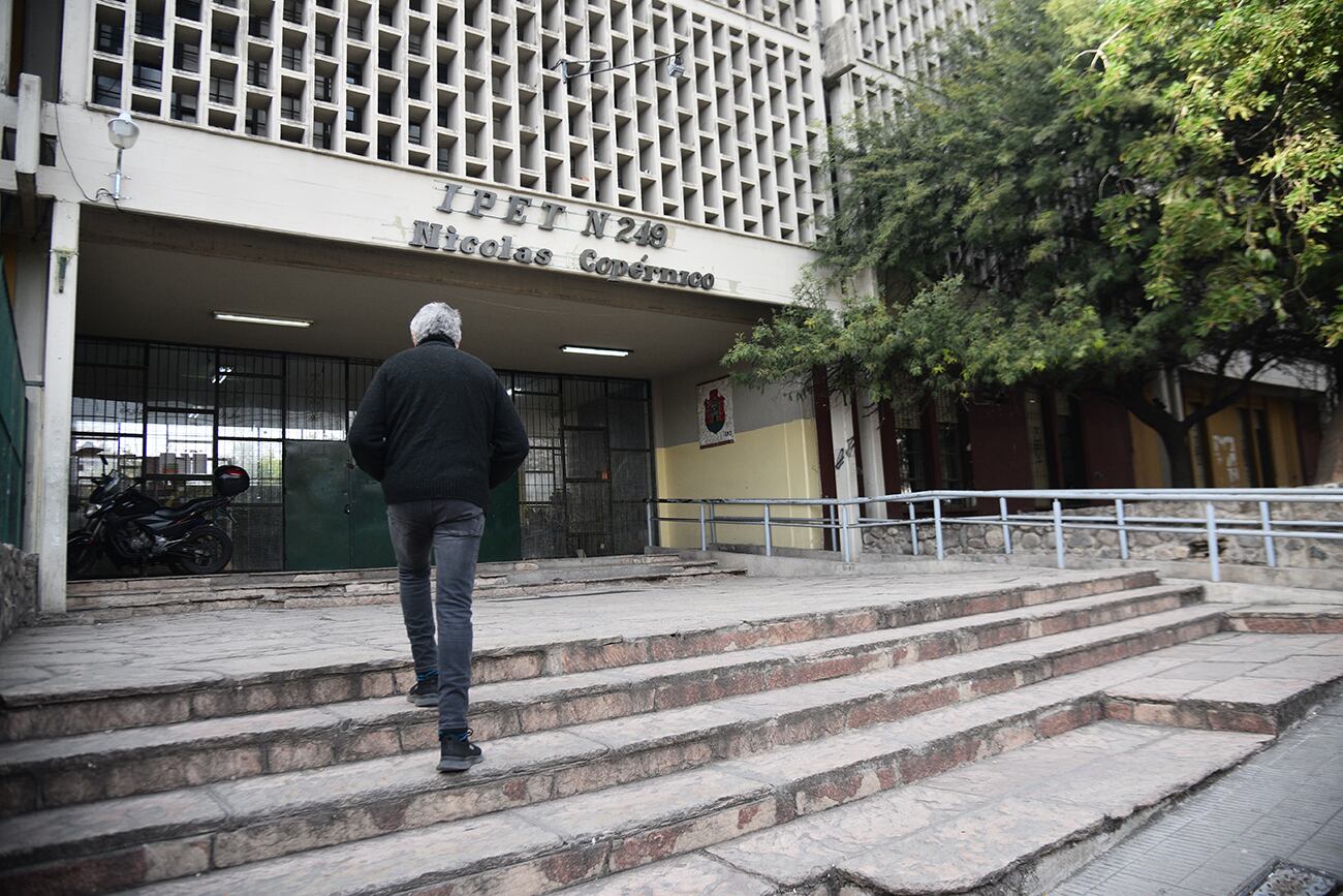  Colegio Nicolás Copérnico. Un papá golpeó a 5 compañeros de su hija.