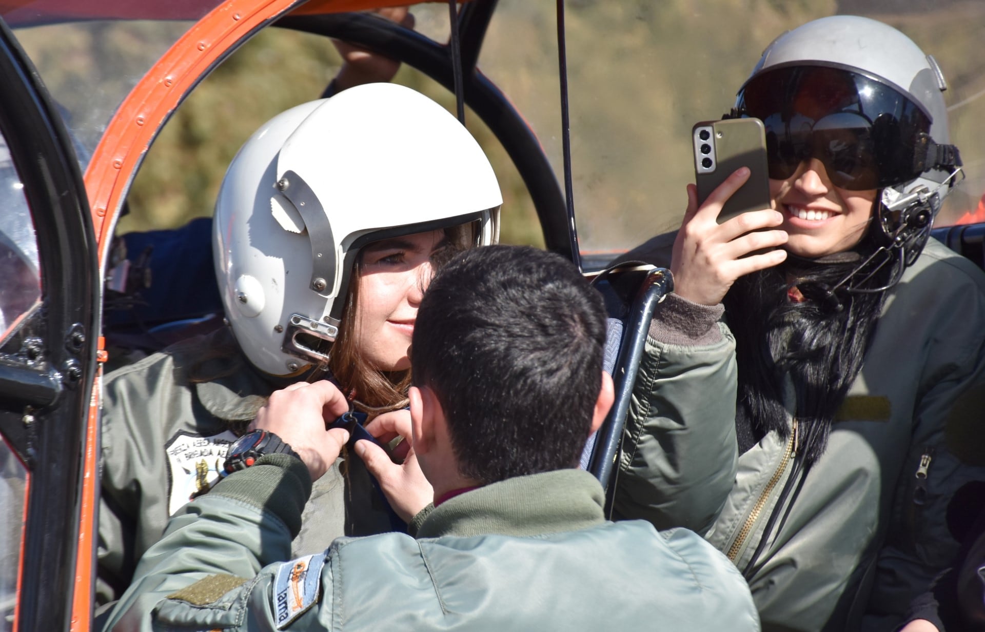 Las reinas de la Vendimia 2023 vestidas de piloto y con un Pampa.