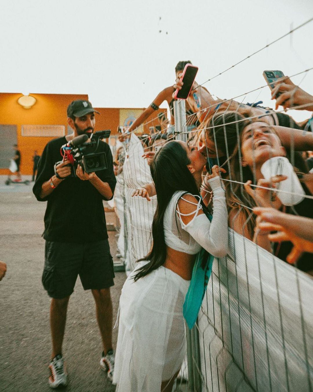 María Becerra besando a una fan.