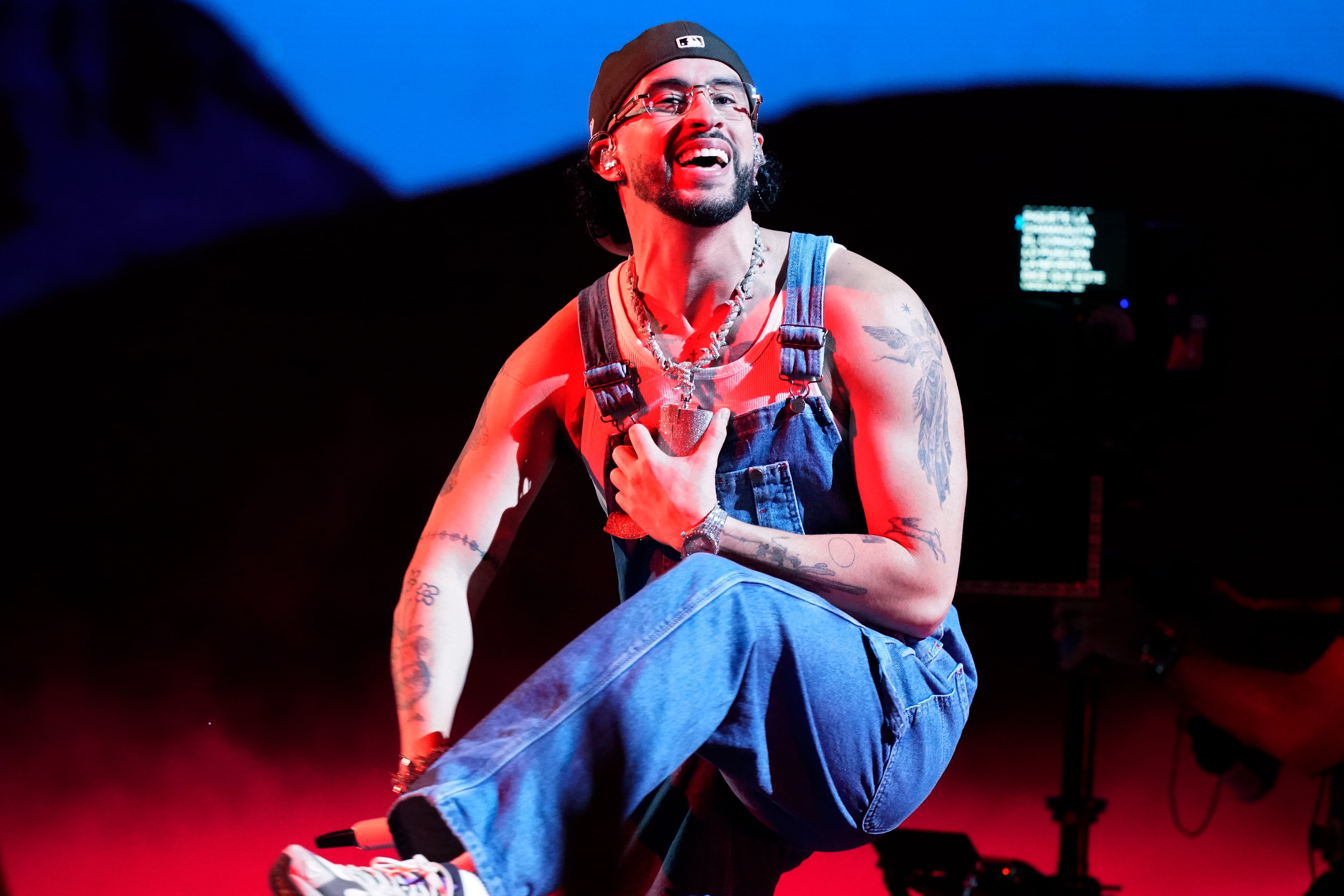 ARCHIVO - Bad Bunny se presenta en los Premios Billboard Latinos en Coral Gables, Florida, el 5 de octubre de 2023. (Foto AP/Marta Lavandier, archivo)