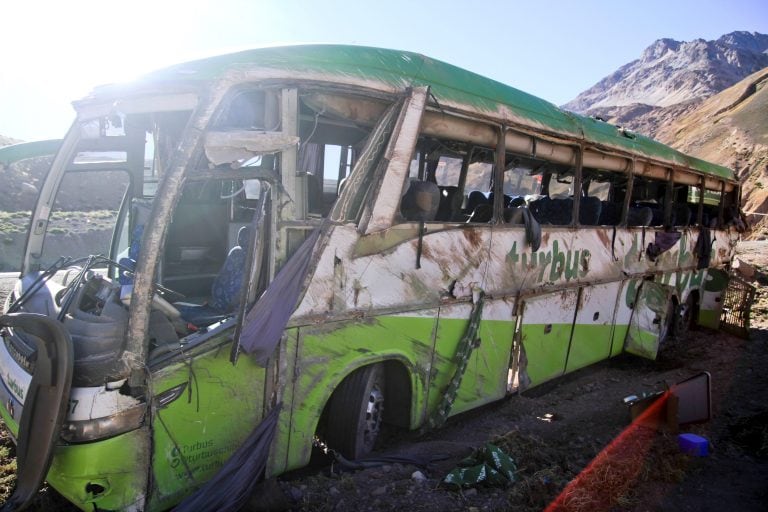 tragedia en mendoza vuelco de micro omnibus transporte empresa turbus con argentinos que iban a chile en el kilometro 1223 de la ruta 7 19 muertos accicente accidentes de transito A bus sits on the side of a highway after flipping over near Los Horcones, Argentina, on Saturday, Feb. 18, 2017. Police say the passenger bus flipped over as it was traveling from the Argentine city of Mendoza to Santiago, Chile, through the Andean mountains, killing 19 of the 42 people aboard. (AP Photo/Marcelo Alvarez) mendoza  mendoza accidente de transito tragedia accidentes transito micro omnibus vuelco accidente con 19 muertos