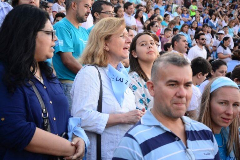 Fervor en el Día de Corpus Christi que colmó el Anfiteatro Ramírez en Posadas, con consignas en contra del aborto. (MisionesOnline)