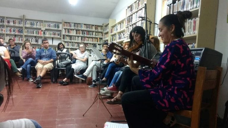 En la presentación tocó la guitarra Laura Dos Santos, mientras que del violín se ocupó Irene Tesouro