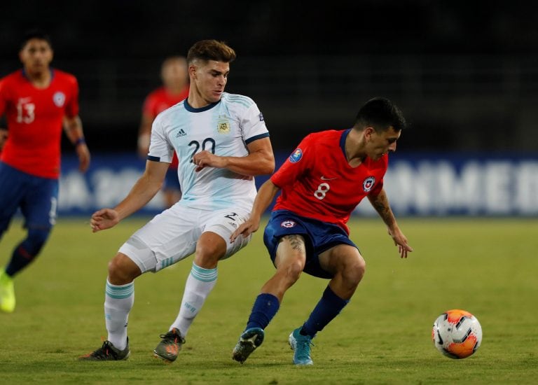 Pablo Aranguizde Chile disputa un balón con Julian Álvarez de Argentina este viernes en un partido de la tercera jornada del grupo A en el Torneo Preolímpico Sudamericano Sub23, en el estadio Hernán Ramírez Villegas en Pereira (Colombia). (Foto: EFE/Ernesto Guzmán Jr.)