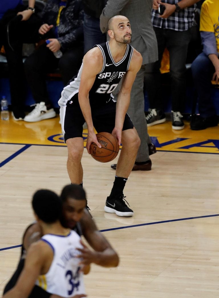 En acción. Manu Ginóbili tuvo un gran aporte para los Spurs, pero los Warriors derrocharon jerarquía y se terminaron llevando la serie. EFE/ John G. Mabanglo