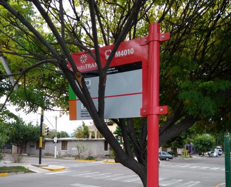 El cartel se encuentra en la calle Cobos de Dorrego