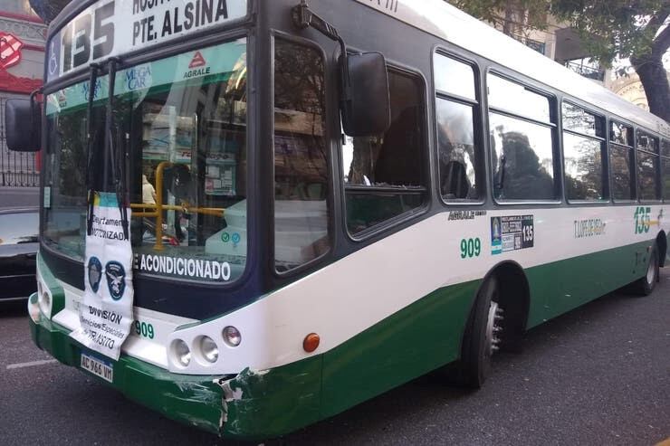 Así quedó el colectivo atacado (Foto: Policía de la Ciudad de Buenos Aires)