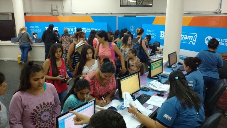 Largas colas para sacar el Boleto Educativo Gratuito en Córdoba.