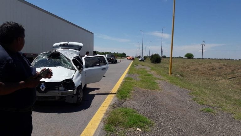 Así quedó el auto en el que madre e hijo viajaban. Foto: Policía de San Luis