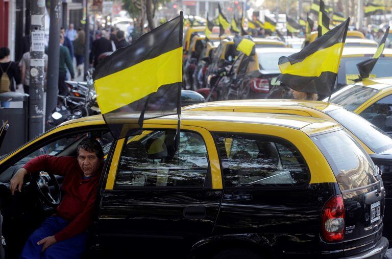 DYN201, BUENOS AIRES 28/09/2016, TAXISTAS SE MANIFIESTAN ESTA MAÑANA FRENTE A LOS TRIBUNALES CONTRA EL FUNCIONAMAMIENTO DEL SERVICIO DE UBER. FOTO: DYN/ALBERTO RAGGIO. ciudad de buenos aires  taxistas protestan contra Uber protestas manifestaciones taxistas