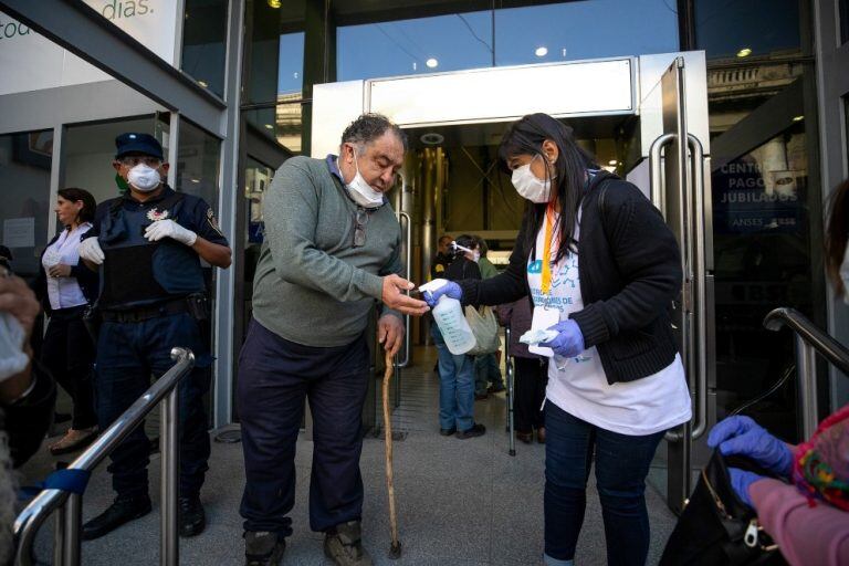 Voluntarios asisten a adultos mayores.