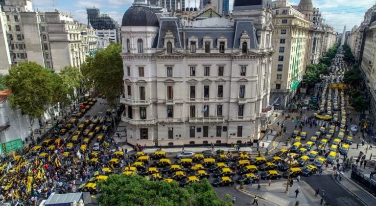 Marchan los taxistas y varias organizaciones sociales en el centro porteño.