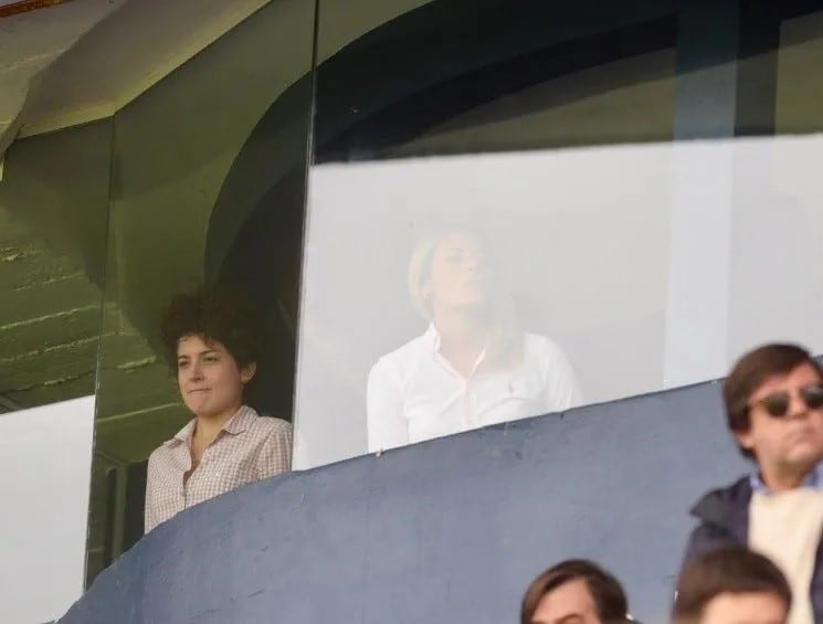 Rocío Oliva en un palco del estadio de Gimnasia y Esgrima La Plata (Foto: Nahuel Ventura).