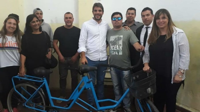 Autoridades locales y provinciales en la entrega de la bici. (El Informante)