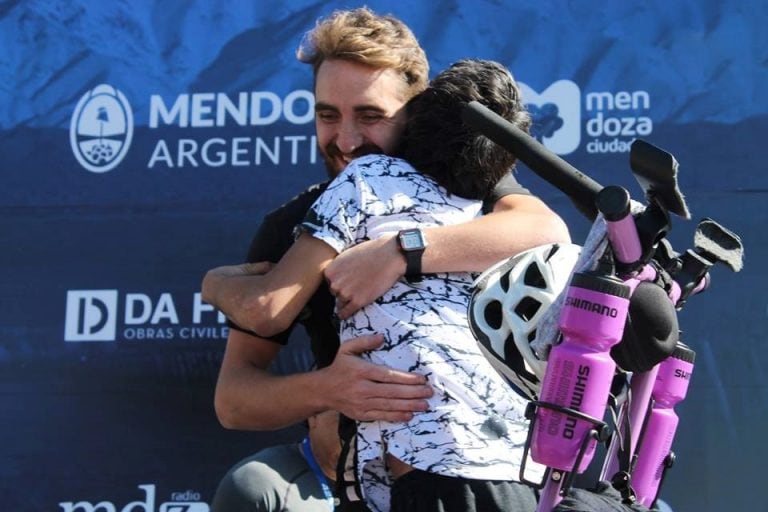 El abrazo final entre  Eduardo Mulet y  Jesús Picón.